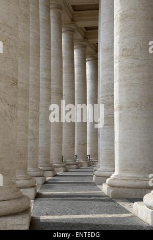 Des allées grand avec des colonnes de marbre qui entourent la Piazza San Pietro à la Cité du Vatican Banque D'Images