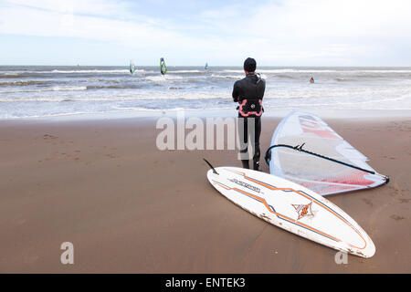 La planche à voile sur la mer du Nord à la plage de Scheveningen près de La Haye Banque D'Images