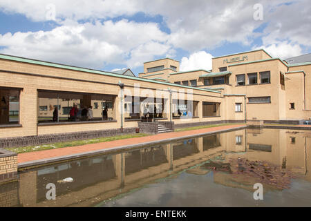 Extérieur et de l'étang de la ville en néerlandais Gemeentemuseum de La Haye Banque D'Images