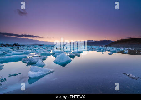 Paysage d'Islande - Coucher du soleil à Lagon Jökulsárlón, Parc national du Vatnajökull, Islande Banque D'Images