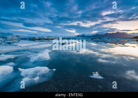 L'Islande, Parc national du Vatnajökull, Coucher du soleil à Lagune Jokulsarlon Banque D'Images