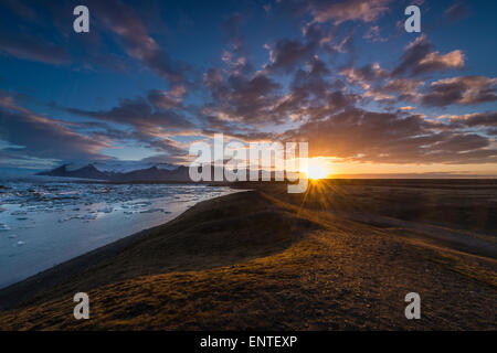 Paysage d'Islande - Lever du Soleil à l'aube au Lagon Jökulsárlón, Parc national du Vatnajökull, Islande Banque D'Images