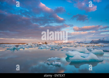 Lagon de jökulsárlón, en Islande, le coucher du soleil dans le Parc National de Vatnajökull Banque D'Images