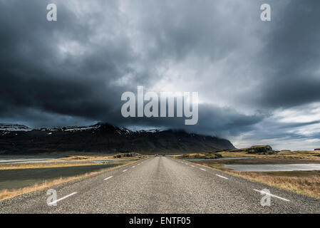 D'un voyage en voiture à travers une route droite vide, Breidamerkursandur, le sud de l'Islande landscape Banque D'Images