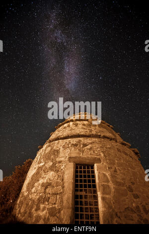 La galaxie de la voie lactée pleine d'étoiles domine un pigeonnier dans le ciel nocturne, Dunure, Écosse, Royaume-Uni Banque D'Images