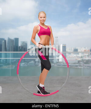 Young woman with hula hoop Banque D'Images