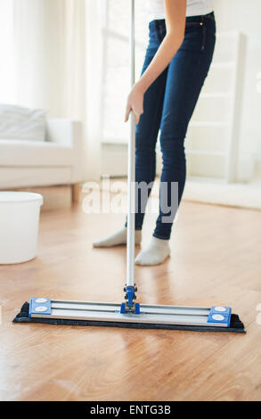 Close up of woman with mop nettoyage planchers à la maison Banque D'Images