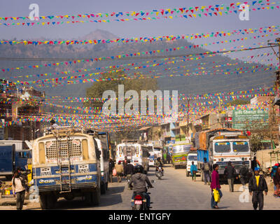 Et colorée de la rue principale animée de Dumre, le long de l'autoroute de l'Prithbi entre Katmandou et Pokhara, Népal Banque D'Images