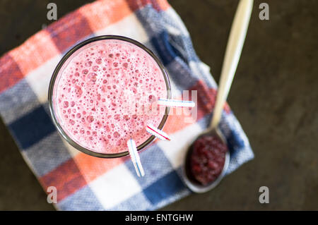Verre de smoothie aux fruits rouges et blackberry spoon top view Banque D'Images