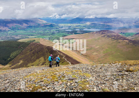 Les marcheurs Ordre décroissant vers le grésil Comment de Grisedale Pike, Lake District, Cumbria UK Banque D'Images