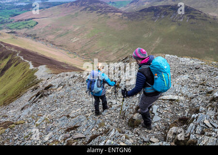 Les marcheurs Ordre décroissant vers le grésil Comment de Grisedale Pike, Lake District, Cumbria UK Banque D'Images