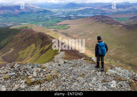 Walker Ordre décroissant vers le grésil Comment de Grisedale Pike, Lake District, Cumbria UK Banque D'Images