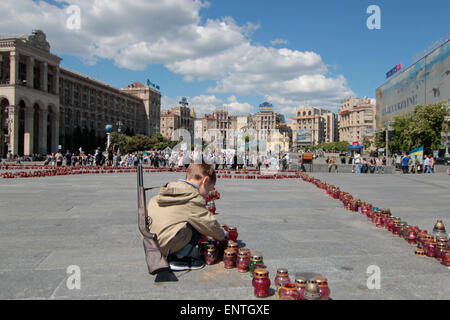 Kiev, Ukraine. Le 11 mai, 2015. Garçon avec des armes jouets joué sur la place de l'Indépendance à Kiev © Nazar Furyk/ZUMA/ZUMAPRESS.com/Alamy fil Live News Banque D'Images