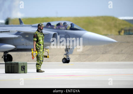 Caslav, République tchèque. Le 11 mai, 2015. Le JAS-39 Gripen hongrois et des combattants de l'anglais (photo) forces aériennes ont atterri à l'aéroport militaire de Caslav de prendre part à l'effort de l'exercice international de Lion pilotes Gripen qui commence aujourd'hui, le lundi 11 mai 2015, et traverse le 24 mai. En plus d'appareils de la République tchèque, la Hongrie et la Suède, Thaïlande participera également à l'exercice de cette année, mais sans ses avions. L'exercice est pour marquer dix ans de Gripens protéger l'espace aérien tchèque. Banque D'Images