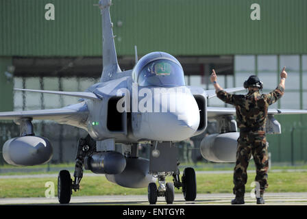 Caslav, République tchèque. Le 11 mai, 2015. Le JAS-39 Gripen des combattants de l'Hungarian (photo) et les forces aériennes suédoises ont atterri à l'aéroport militaire de Caslav de prendre part à l'effort de l'exercice international de Lion pilotes Gripen qui commence aujourd'hui, le lundi 11 mai 2015, et traverse le 24 mai. En plus d'appareils de la République tchèque, la Hongrie et la Suède, Thaïlande participera également à l'exercice de cette année, mais sans ses avions. L'exercice est pour marquer dix ans de Gripens protéger l'espace aérien tchèque. Banque D'Images