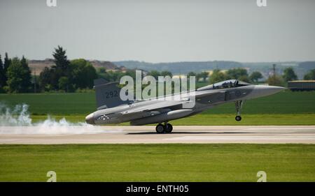 Caslav, République tchèque. Le 11 mai, 2015. Le JAS-39 Gripen hongrois et des combattants de l'anglais (photo) forces aériennes ont atterri à l'aéroport militaire de Caslav de prendre part à l'effort de l'exercice international de Lion pilotes Gripen qui commence aujourd'hui, le lundi 11 mai 2015, et traverse le 24 mai. En plus d'appareils de la République tchèque, la Hongrie et la Suède, Thaïlande participera également à l'exercice de cette année, mais sans ses avions. L'exercice est pour marquer dix ans de Gripens protéger l'espace aérien tchèque. Banque D'Images