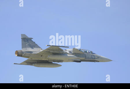 Caslav, République tchèque. Le 11 mai, 2015. Le JAS-39 Gripen des combattants de l'Hungarian (photo) et les forces aériennes suédoises ont atterri à l'aéroport militaire de Caslav de prendre part à l'effort de l'exercice international de Lion pilotes Gripen qui commence aujourd'hui, le lundi 11 mai 2015, et traverse le 24 mai. En plus d'appareils de la République tchèque, la Hongrie et la Suède, Thaïlande participera également à l'exercice de cette année, mais sans ses avions. L'exercice est pour marquer dix ans de Gripens protéger l'espace aérien tchèque. Banque D'Images