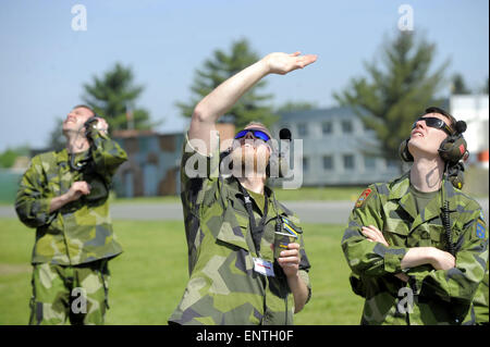Caslav, République tchèque. Le 11 mai, 2015. Le JAS-39 Gripen hongrois et des combattants de l'soldats suédois (sur la photo) forces aériennes ont atterri à l'aéroport militaire de Caslav de prendre part à l'effort de l'exercice international de Lion pilotes Gripen qui commence aujourd'hui, le lundi 11 mai 2015, et traverse le 24 mai. En plus d'appareils de la République tchèque, la Hongrie et la Suède, Thaïlande participera également à l'exercice de cette année, mais sans ses avions. L'exercice est pour marquer dix ans de Gripens protéger l'espace aérien tchèque. Banque D'Images
