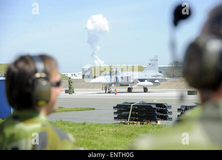 Caslav, République tchèque. Le 11 mai, 2015. Le JAS-39 Gripen hongrois et des combattants de l'anglais (photo) forces aériennes ont atterri à l'aéroport militaire de Caslav de prendre part à l'effort de l'exercice international de Lion pilotes Gripen qui commence aujourd'hui, le lundi 11 mai 2015, et traverse le 24 mai. En plus d'appareils de la République tchèque, la Hongrie et la Suède, Thaïlande participera également à l'exercice de cette année, mais sans ses avions. L'exercice est pour marquer dix ans de Gripens protéger l'espace aérien tchèque. Banque D'Images