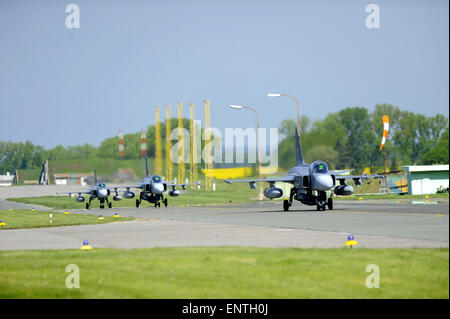 Caslav, République tchèque. Le 11 mai, 2015. Le JAS-39 Gripen des combattants de l'Hungarian (photo) et les forces aériennes suédoises ont atterri à l'aéroport militaire de Caslav de prendre part à l'effort de l'exercice international de Lion pilotes Gripen qui commence aujourd'hui, le lundi 11 mai 2015, et traverse le 24 mai. En plus d'appareils de la République tchèque, la Hongrie et la Suède, Thaïlande participera également à l'exercice de cette année, mais sans ses avions. L'exercice est pour marquer dix ans de Gripens protéger l'espace aérien tchèque. Banque D'Images