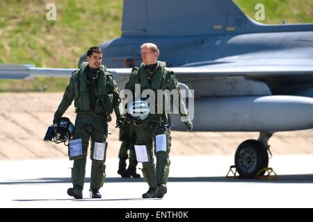 Caslav, République tchèque. Le 11 mai, 2015. Le JAS-39 Gripen hongrois et des combattants de l'pilotes suédois (sur la photo) forces aériennes ont atterri à l'aéroport militaire de Caslav de prendre part à l'effort de l'exercice international de Lion pilotes Gripen qui commence aujourd'hui, le lundi 11 mai 2015, et traverse le 24 mai. En plus d'appareils de la République tchèque, la Hongrie et la Suède, Thaïlande participera également à l'exercice de cette année, mais sans ses avions. L'exercice est pour marquer dix ans de Gripens protéger l'espace aérien tchèque. Banque D'Images