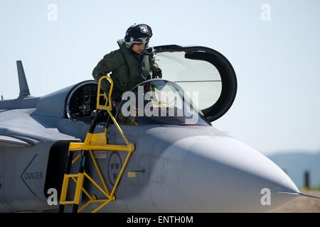 Caslav, République tchèque. Le 11 mai, 2015. Le JAS-39 Gripen hongrois et des combattants de l'anglais (photo) forces aériennes ont atterri à l'aéroport militaire de Caslav de prendre part à l'effort de l'exercice international de Lion pilotes Gripen qui commence aujourd'hui, le lundi 11 mai 2015, et traverse le 24 mai. En plus d'appareils de la République tchèque, la Hongrie et la Suède, Thaïlande participera également à l'exercice de cette année, mais sans ses avions. L'exercice est pour marquer dix ans de Gripens protéger l'espace aérien tchèque. Banque D'Images