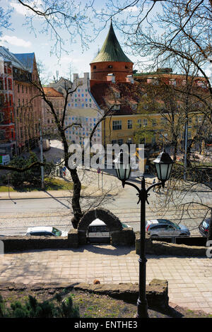 Rue et tour de la poudrière avec Jacob's Barracks à Riga sur arrière-plan de la vieille ville au printemps Banque D'Images