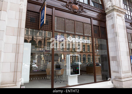 Opticiens Boots the Chemist shop à Londres UK Banque D'Images