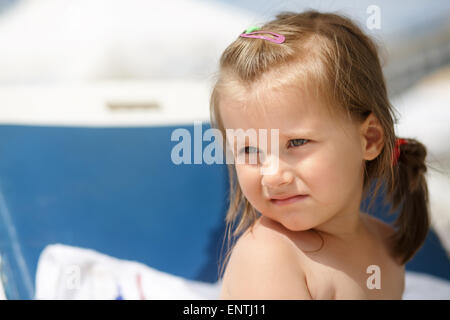 Close-up portrait d'un petit soleil. Profondeur de champ. L'accent sur le visage du modèle. Banque D'Images