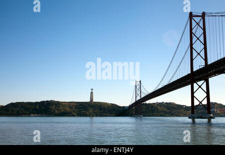 Ponte 25 de Abril pont sur le Tage avec vue de Cristo Rei en Almada à Lisbonne - Portugal Banque D'Images