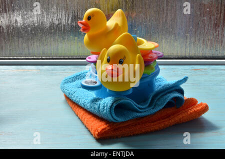 Deux petits canards - canards en caoutchouc dans la salle de bains Banque D'Images