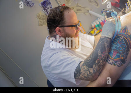 Rome, Italie. 10 mai, 2015. Tatoueur travaille au XVI 'International Tattoo Expo' à Rome, l'une des plus grandes conventions de tatouage dans le monde. Credit : Davide Fracassi/Pacific Press/Alamy Live News Banque D'Images