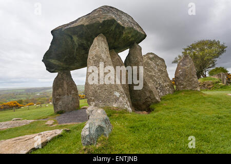 Chambre de sépulture Pentre Ifan en bordure des collines Prescelli au parc national de la côte de Pembrokeshire, au pays de Galles, au Royaume-Uni, en mai Banque D'Images