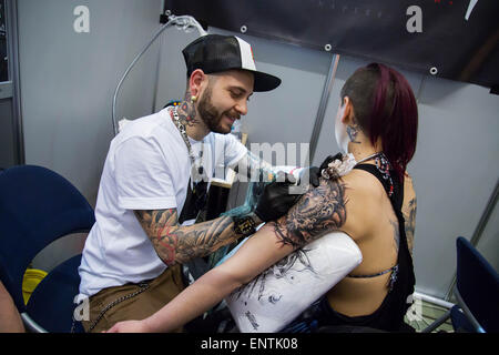 Rome, Italie. 10 mai, 2015. Tatoueur travaille au XVI 'International Tattoo Expo' à Rome, l'une des plus grandes conventions de tatouage dans le monde. Credit : Davide Fracassi/Pacific Press/Alamy Live News Banque D'Images
