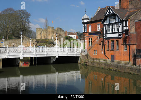 Tonbridge Castle et rivière Medway, Tonbridge, Kent, Angleterre, Royaume-Uni, Europe Banque D'Images