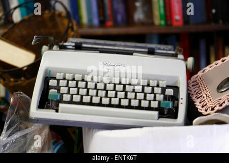 Une machine à écrire à vendre dans un magasin d'objets d'occasion Banque D'Images