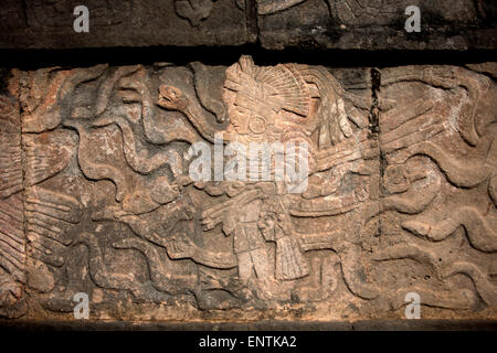 L'image d'un Guerrier toltèque avec un serpent dans le bras droit et tenant une tête humaine avec sa main gauche est affiché dans la ville maya de Chichen Itza, péninsule du Yucatan, Mexique Banque D'Images