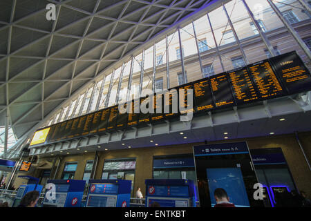 Conseils d'arrivée et de départ dans le grand hall de la gare de King's Cross, Londres Uk Banque D'Images