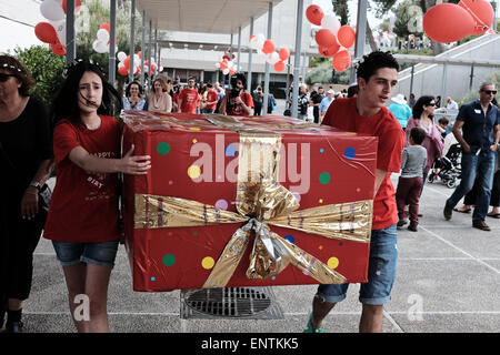 Jérusalem, Israël. Le 11 mai, 2015. Le personnel du Musée Israël distribue un sac de surprises pour visiter les enfants comme le musée célèbre son 50e anniversaire avec entrée libre, horaires étendus et d'événements spéciaux et de spectacles. Le Musée d'Israël, fondé en 1965, est la plus grande institution culturelle dans l'état d'Israël et est classé parmi les plus grands musées d'art et d'archéologie. Credit : Alon Nir/Alamy Live News Banque D'Images