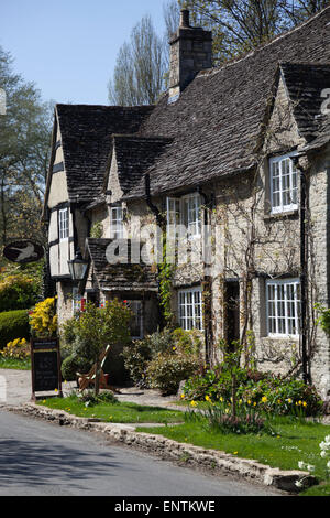 Le Old Swan et Minster Mill Inn, Minster Lovell, près de Witney, Cotswolds, Oxfordshire, Angleterre, Royaume-Uni, Europe Banque D'Images