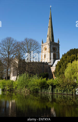 L'église Holy Trinity (lieu de sépulture de Shakespeare) sur la rivière Avon, Stratford-upon-Avon, Warwickshire, Angleterre, Royaume-Uni Banque D'Images