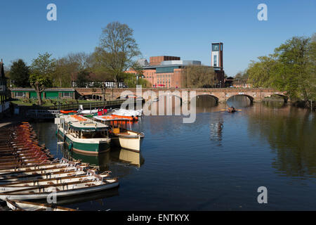 Bateaux sur la rivière Avon et le Royal Shakespeare Theatre, Stratford-upon-Avon, Warwickshire, Angleterre, Royaume-Uni, Europe Banque D'Images