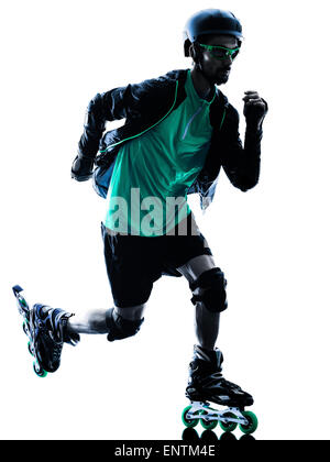 Un caucasian man roller inline Skater Roller en silhouette isolé sur fond blanc Banque D'Images