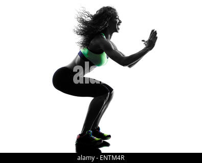 Une femme africaine femme zumba danse danseur exerce en studio d'ossature isolé sur fond blanc Banque D'Images