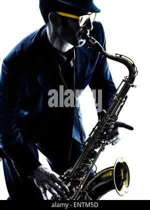 Un homme de race blanche à jouer du saxophone saxophoniste player en silhouette studio isolé sur fond blanc Banque D'Images