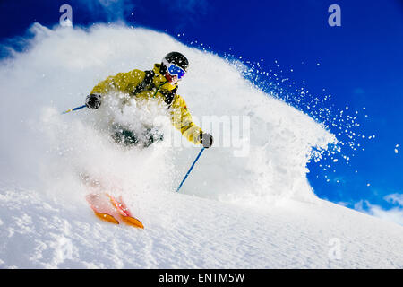 Un homme ski de poudreuse. Alta, Utah Banque D'Images