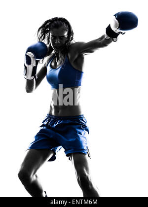 Une femme de kickboxing boxe boxeur en silhouette isolé sur fond blanc Banque D'Images