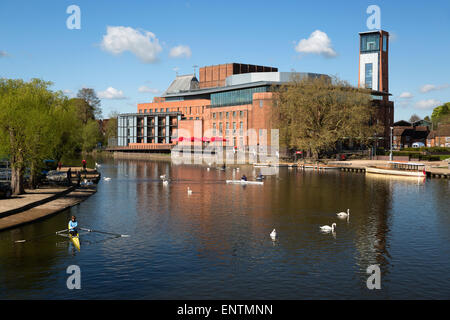 Royal Shakespeare Theatre sur la rivière Avon, Stratford-upon-Avon, Warwickshire, Angleterre, Royaume-Uni, Europe Banque D'Images