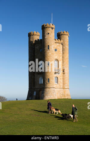 Broadway Tower avec dog walkers, Broadway, Cotswolds, Worcestershire, Angleterre, Royaume-Uni, Europe Banque D'Images