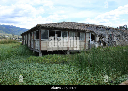 Un bâtiment en bois construit dans un marais sur le lac San Pablo près d'Otavalo, Équateur Banque D'Images